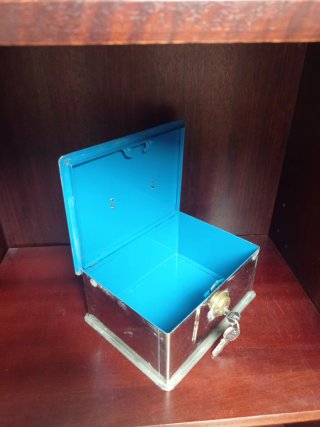 Caja de caudales metálica con llaves
