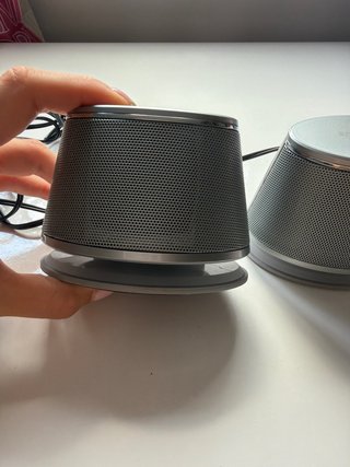 Altavoces Amazon Basics Grises