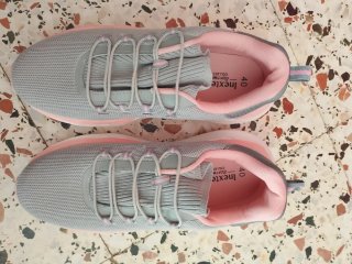 Zapatillas deportivas grises y rosas