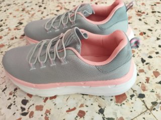 Zapatillas deportivas grises y rosas