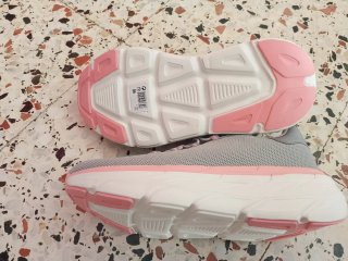 Zapatillas deportivas grises y rosas