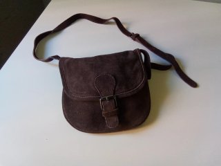 Bolso bandolera marrón de piel de serraje Zara
