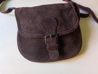 Bolso bandolera marrón de piel de serraje Zara