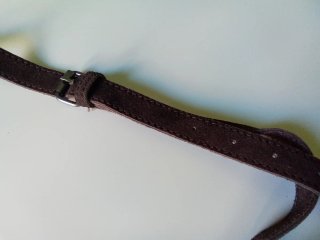 Bolso bandolera marrón de piel de serraje Zara