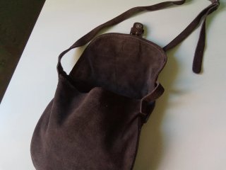 Bolso bandolera marrón de piel de serraje Zara