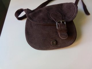 Bolso bandolera marrón de piel de serraje Zara