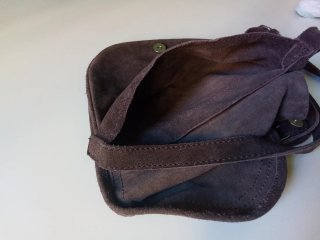 Bolso bandolera marrón de piel de serraje Zara