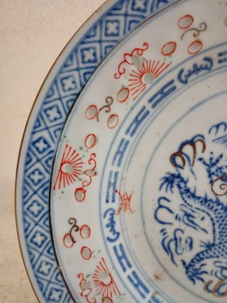 Prato decorativo dragão azul e branco