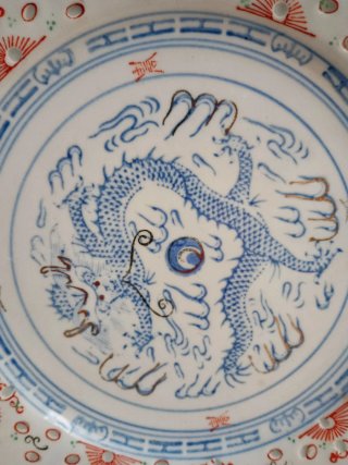Prato decorativo dragão azul e branco