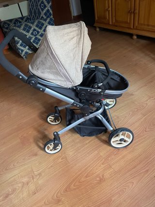Carrito de bebé de juguete