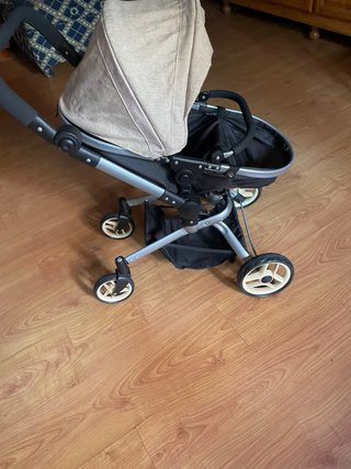 Carrito de bebé de juguete