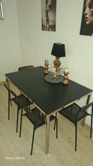 Mesa de comedor negra y 4 sillas regalo lámpara