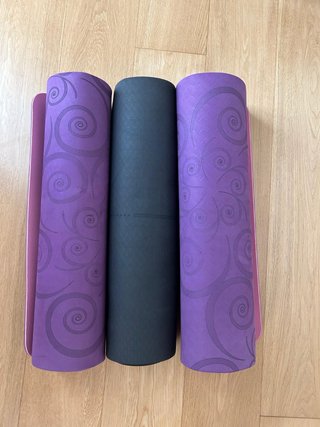 Esterillas de yoga moradas y negras