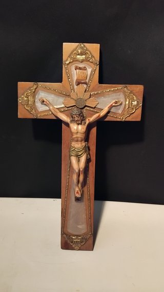 Crucifijo de madera con figura de Jesús