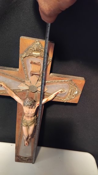 Crucifijo de madera con figura de Jesús