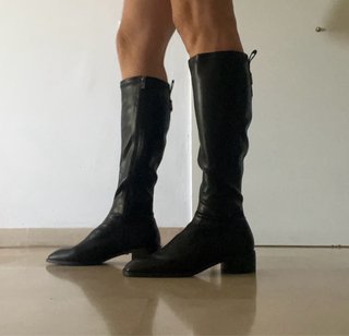 Botas de piel negras.