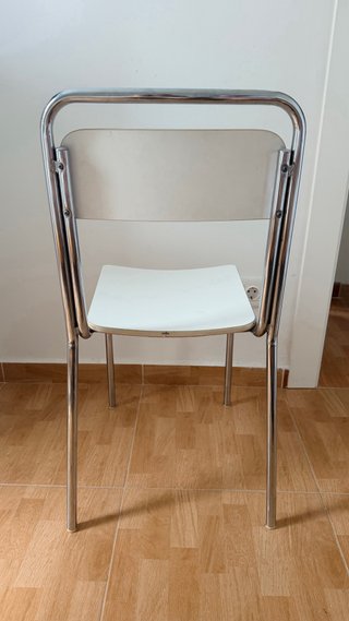 Silla metálica con cojín beige