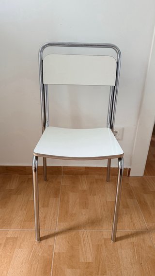 Silla metálica con cojín beige