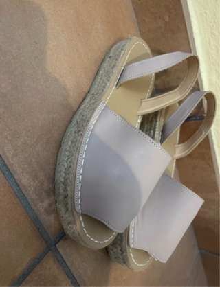 Sandalias beige con cuña de esparto
