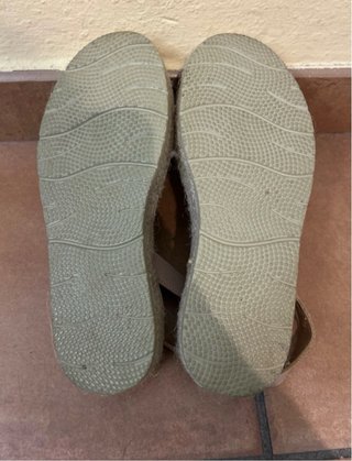 Sandalias beige con cuña de esparto
