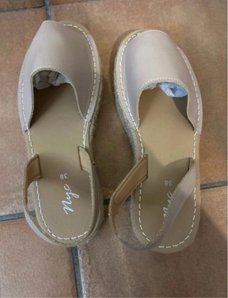 Sandalias beige con cuña de esparto