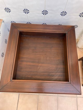 Mesa cuadrada de madera con cristal. Almoradi