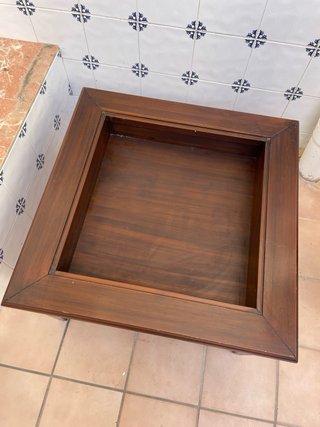 Mesa cuadrada de madera con cristal. Almoradi
