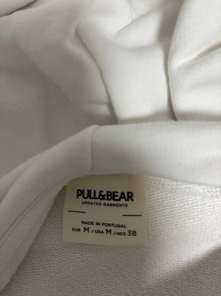 Sudadera blanca con texto bordado