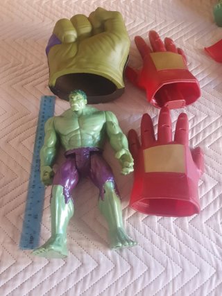 Figura Hulk y Guantes de  Iron Man y uno de Hulk
