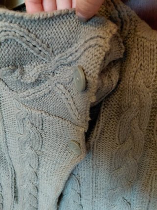 Gilet in maglia verde con bottone