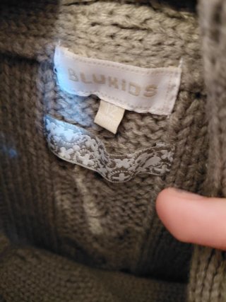 Gilet in maglia verde con bottone