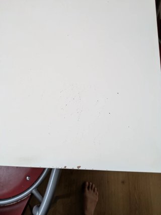 Mesa Ikea blanca y 4 sillas rojas con reposabrazos