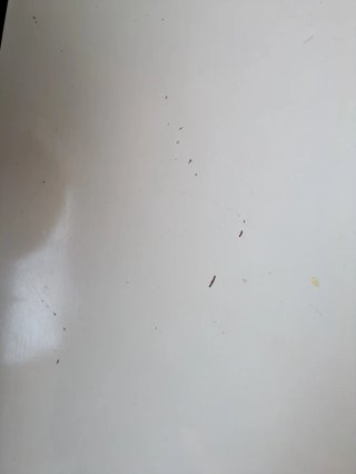 Mesa Ikea blanca y 4 sillas rojas con reposabrazos