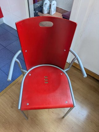 Mesa Ikea blanca y 4 sillas rojas con reposabrazos