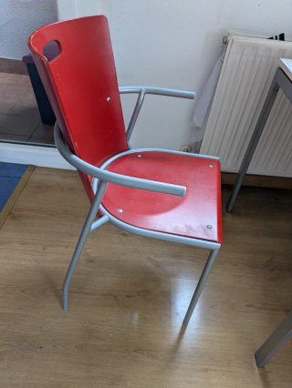 Mesa Ikea blanca y 4 sillas rojas con reposabrazos