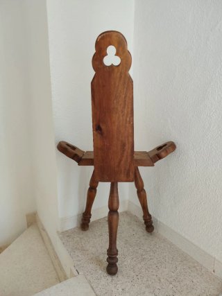 Silla de tipo castellano antigua de madera