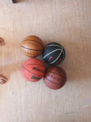 Confezione di quattro palloni da basket