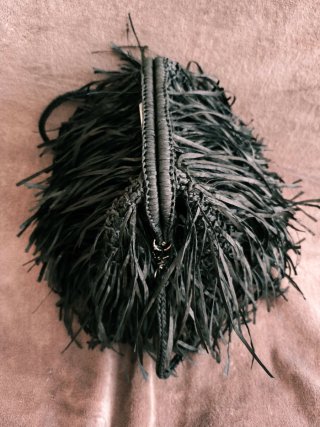 Bolso de rafia negro con flecos