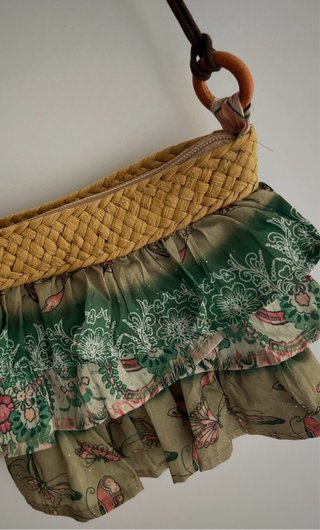 Bolso de tela con volantes y cuentas