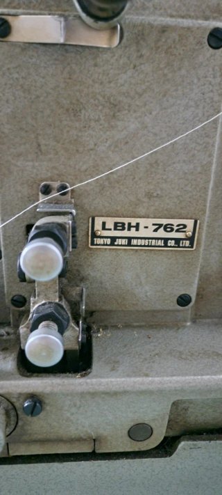 Ojaladora industrial JUKI LBH-762 completa + mesa