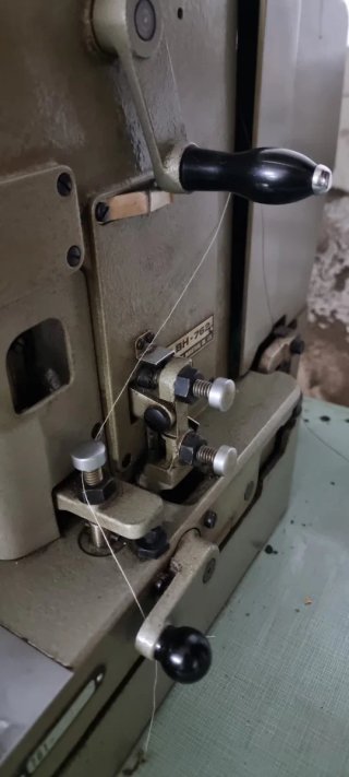 Ojaladora industrial JUKI LBH-762 completa + mesa