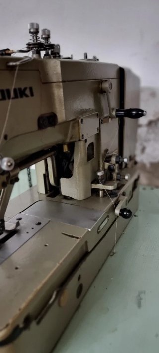 Ojaladora industrial JUKI LBH-762 completa + mesa