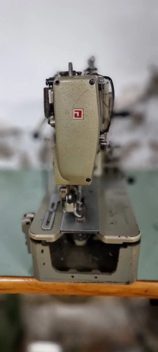 Ojaladora industrial JUKI LBH-762 completa + mesa
