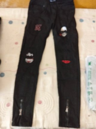 Pantalón vaquero hombre negro con detalles