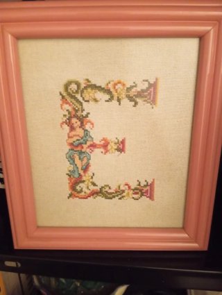 Cuadro punto de cruz letra E, de 25 cm de altura