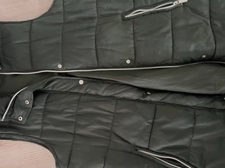 Chaqueta acolchada negra con botones dorados