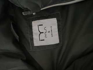 Chaqueta acolchada negra con botones dorados