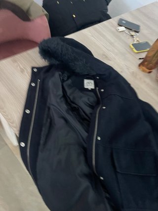 Chaqueta acolchada negra con botones dorados