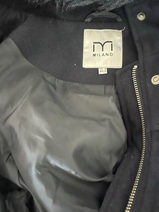 Chaqueta acolchada negra con botones dorados