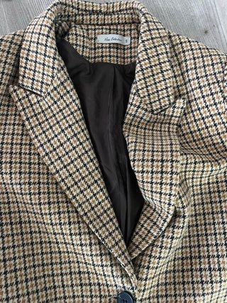 Chaqueta acolchada negra con botones dorados